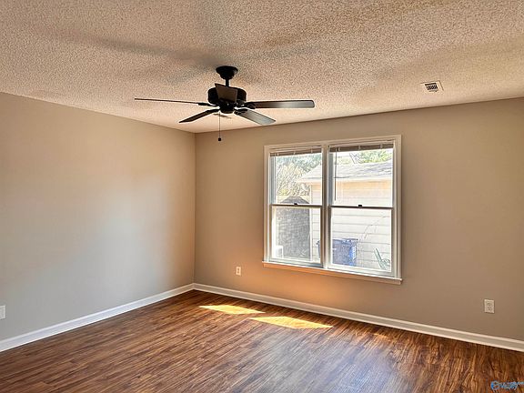 5th image of 339 Chateau Dr SW