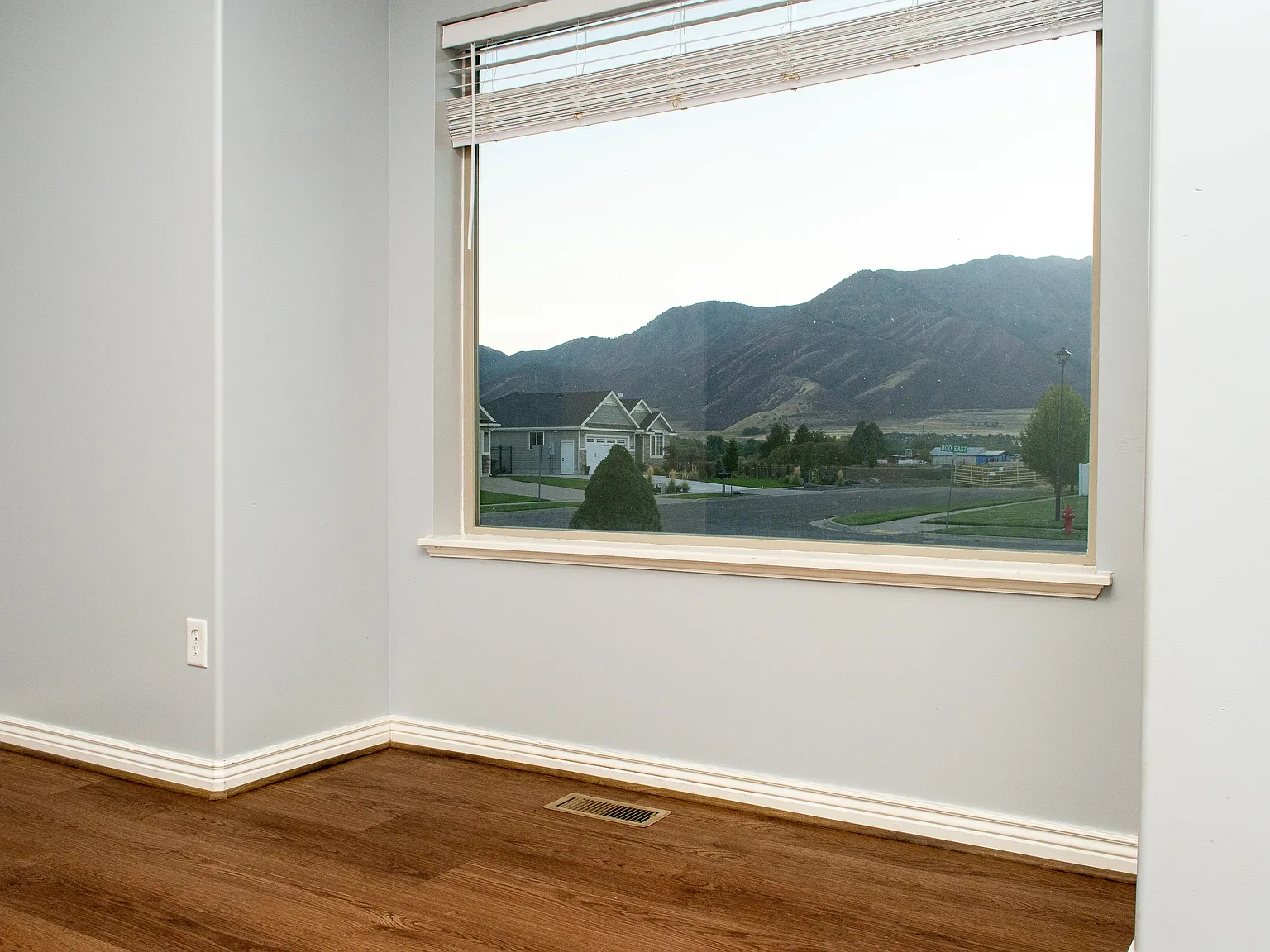 5 bed, 4.0 bath, 2661 sqft, $2,200 — Photo 2