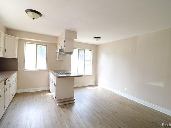 4th image of 1609 E Court St
