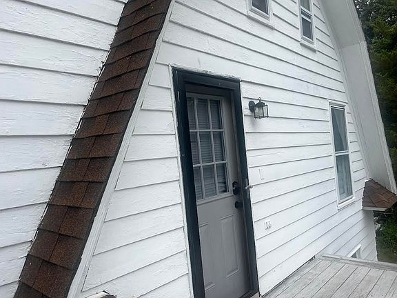 entrance to 2 floor apartment 4 rooms