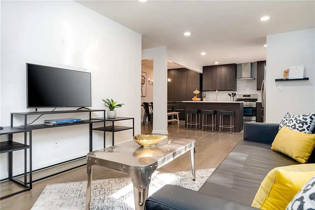3 bed, 2.0 bath, 1260 sqft, $2,995 — Photo 3