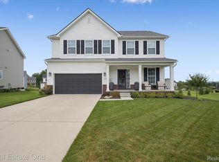 122 Saddleback Ct, White Lake, MI 48386