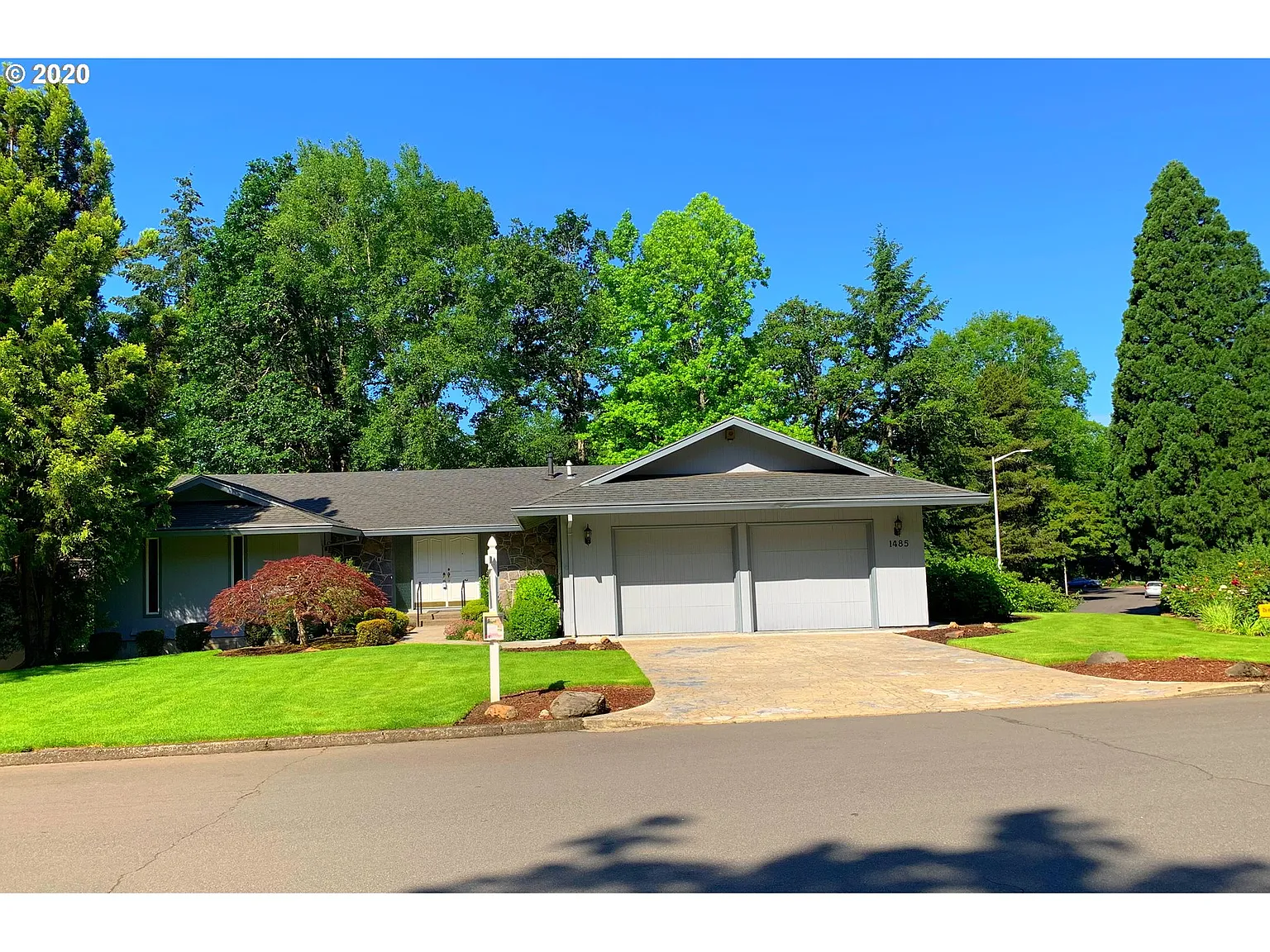 1485 SW Parkwood Dr photo 1