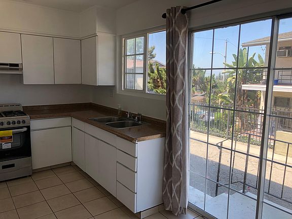 Kitchen with lots of light, a view and a brand new sliding glass door