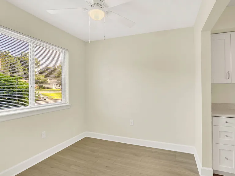 Twin Lakes Apartments — Photo 10