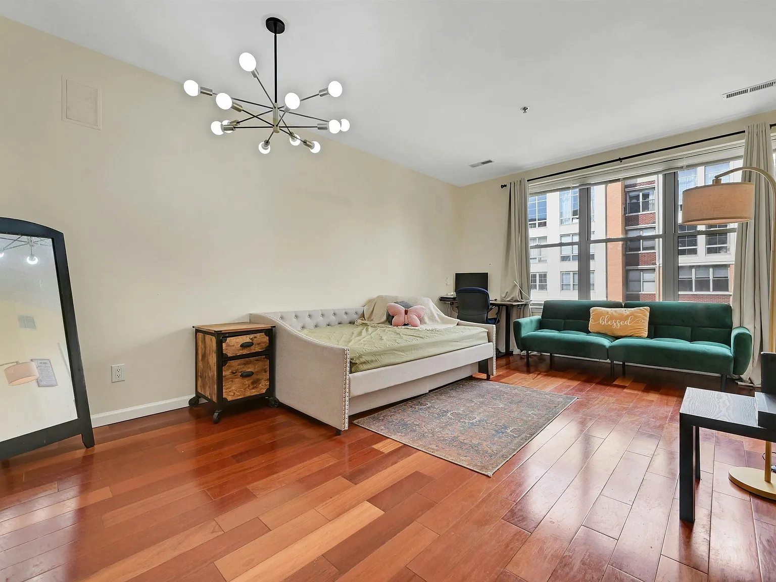 1 bed, 1.0 bath, 740 sqft, $3,000 — Photo 2