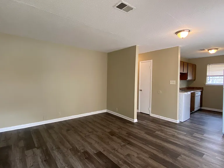 Hillcrest Apartments — Photo 10