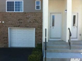 1 Steven Pl, Coram, NY 11727