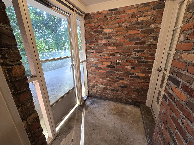 111 Easthaven Rd — Photo 21