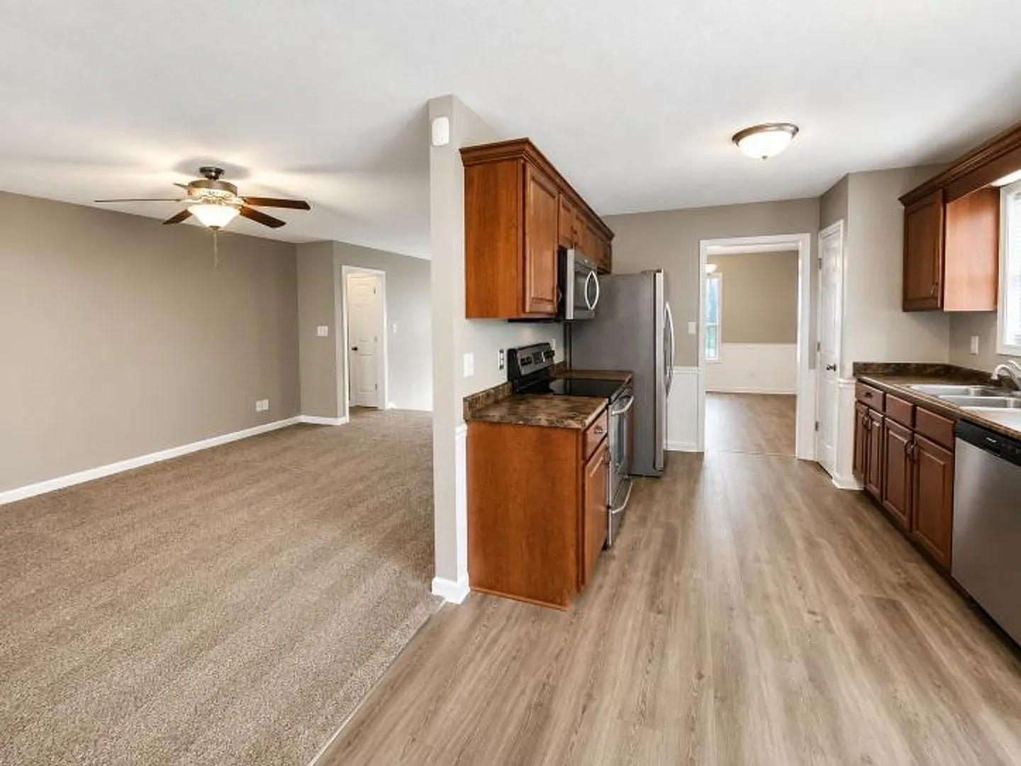 $2150.00 4 Beds 3 Baths and Bonus Room — Photo 4