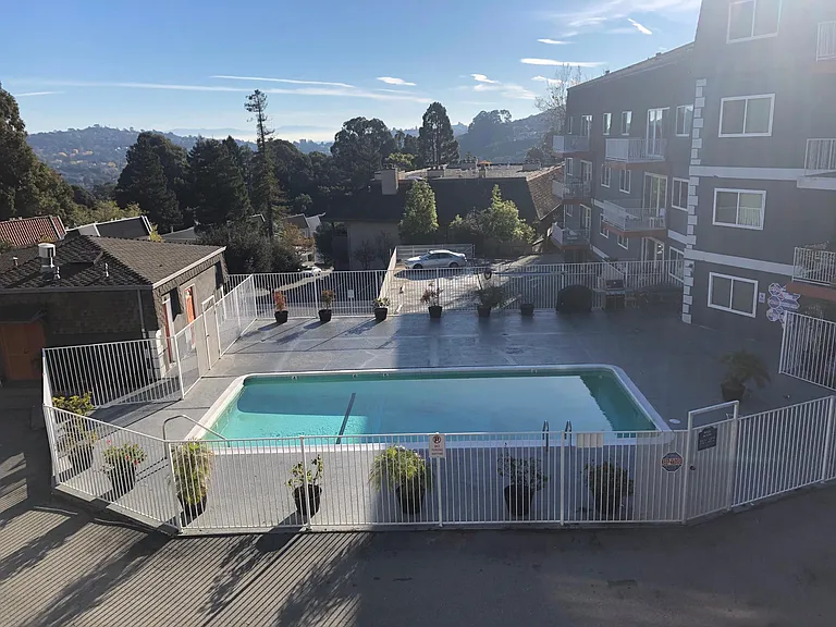 Chateau D'Oro Apartments — Photo 9