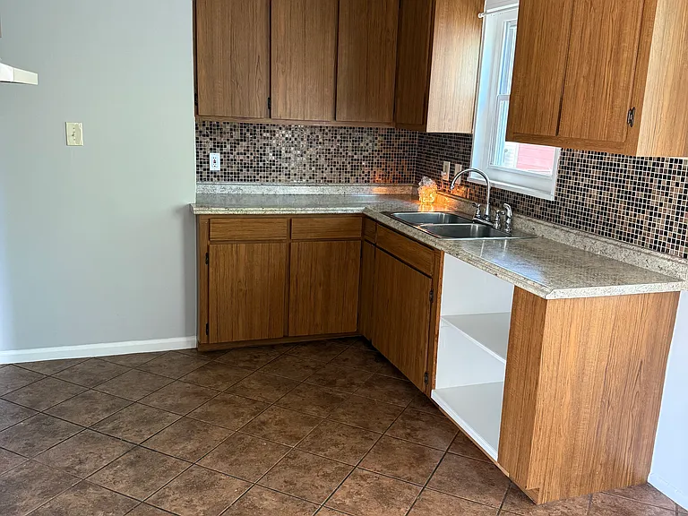 24425 Florence St — Photo 9