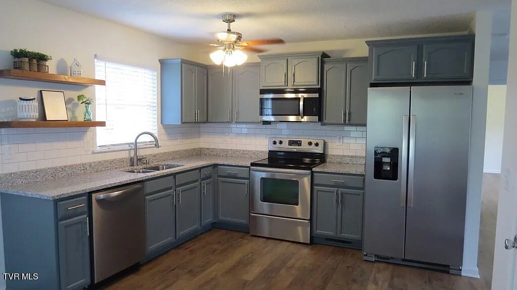 3 bed, 1008 sqft, $1,500 — Photo 2