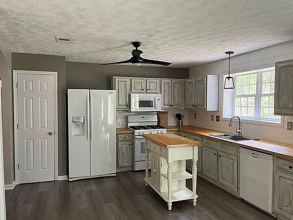 4th image of 223 Woodcreek Way