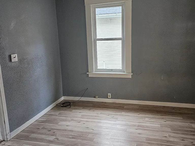 302 7th Ave — Photo 3