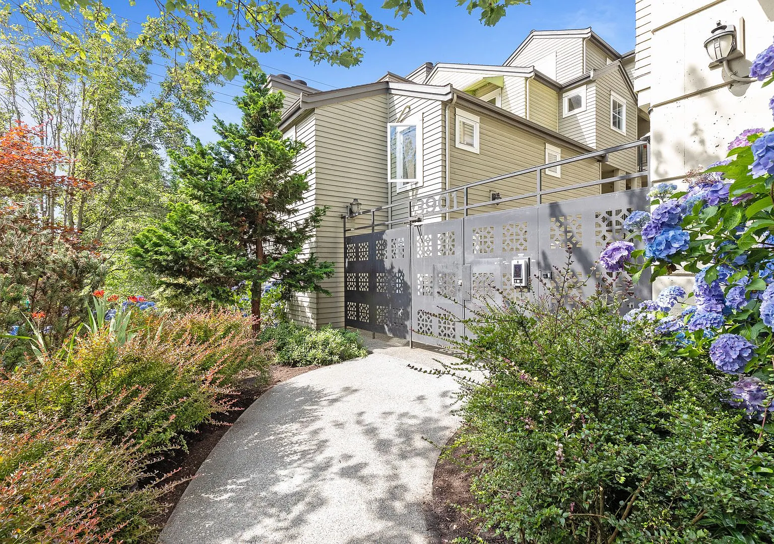 Quaint 2 bdrm/ 1 bth condo in Seattle — Photo 1