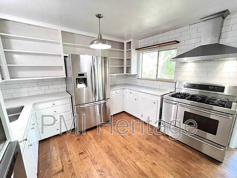1139 N Sunset Dr — Photo 3