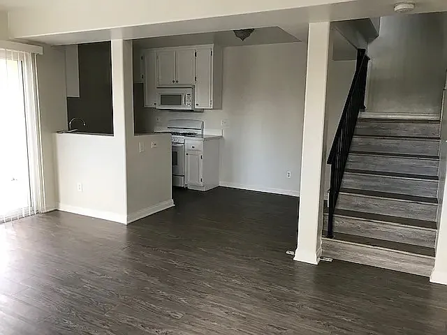 14359 Haynes St #5 — Photo 1