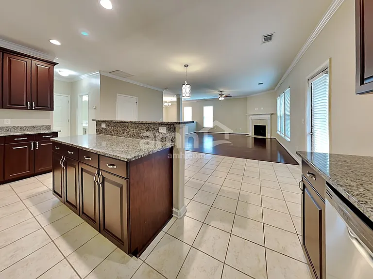 160 Grayson Ave — Photo 4