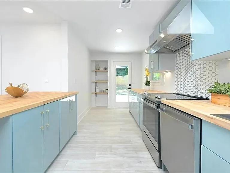 220 Napoleon Dr SW — Photo 8