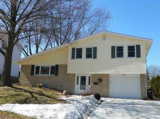 2834 Volquardsen Ave, Davenport, IA 52804