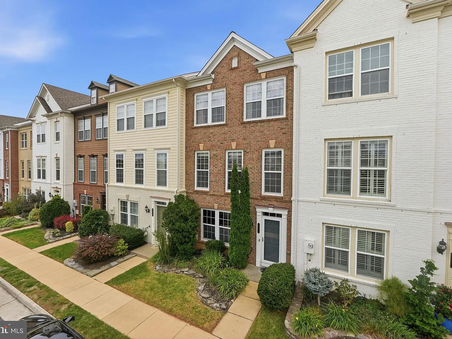 4 bed, 3.5 bath, 2204 sqft, $3,200 — Photo 3