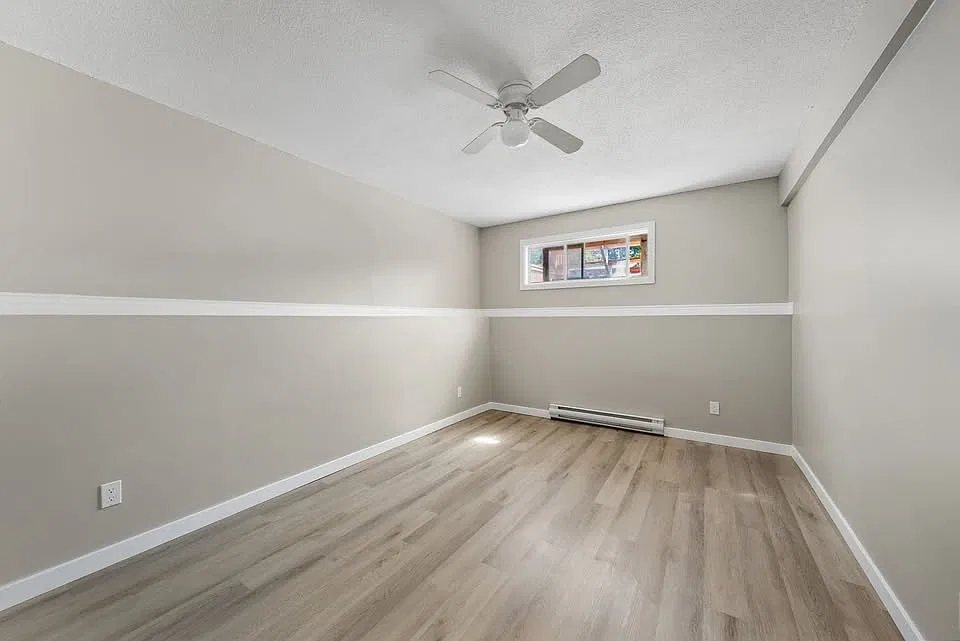 Lower-218 Hilda St — Photo 2