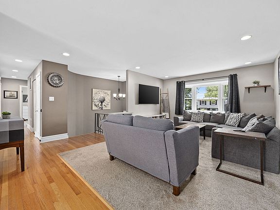5th image of 637 S Beverly Ave