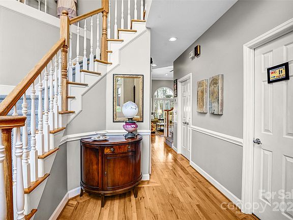 5th image of 201 N Brackenbury Ln