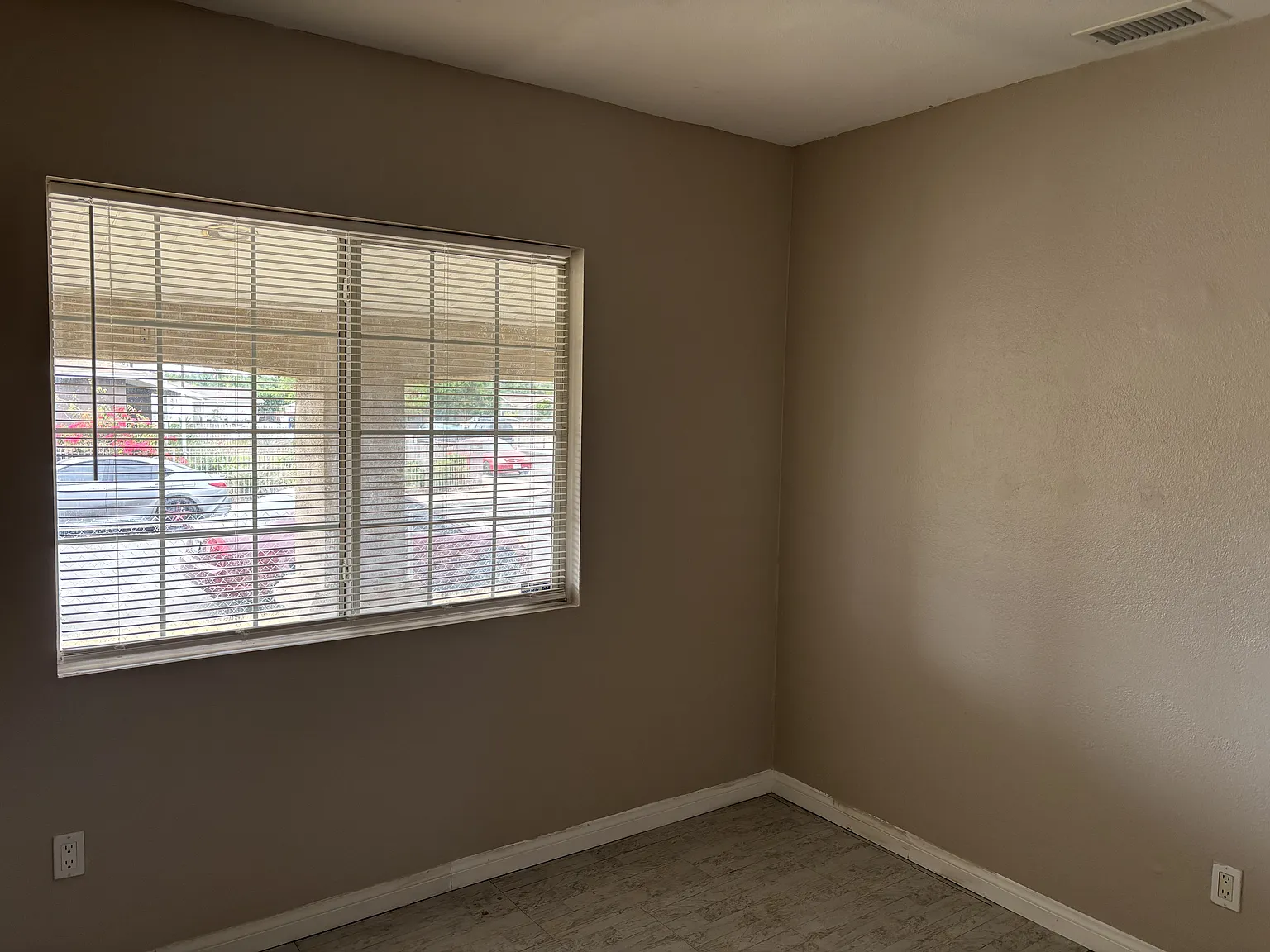 3 bed, 1040 sqft, $950 — Photo 3