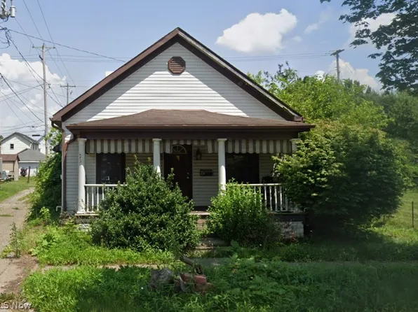 319 E 5th St, Uhrichsville, OH 44683