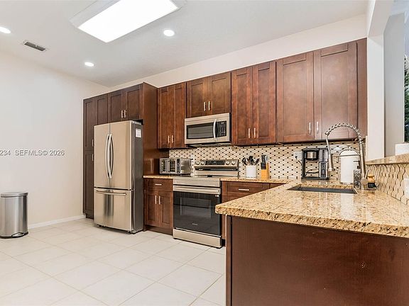 3rd image of 3044 La Mirage Dr