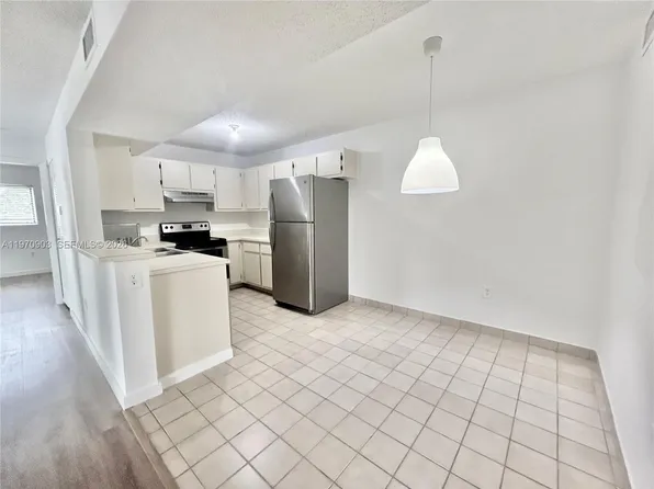 400 Palm Cir W APT 201, Hollywood, FL 33025