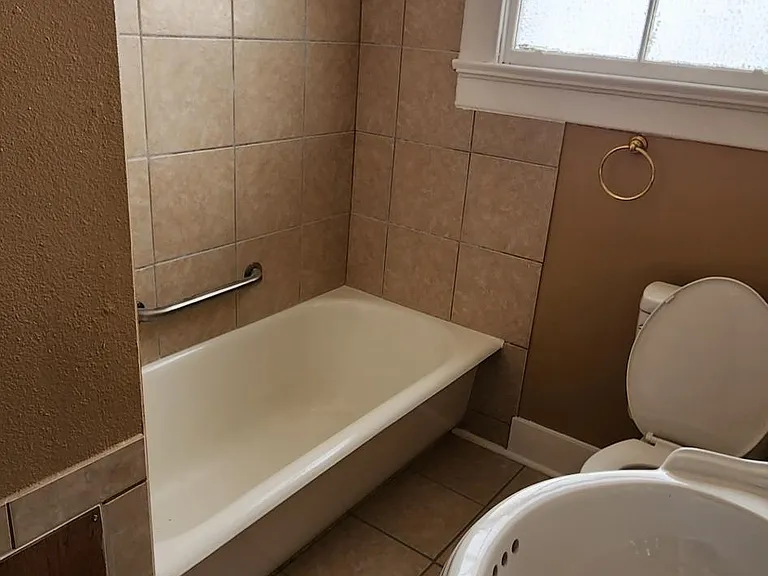 2423 Franklin Ave — Photo 10