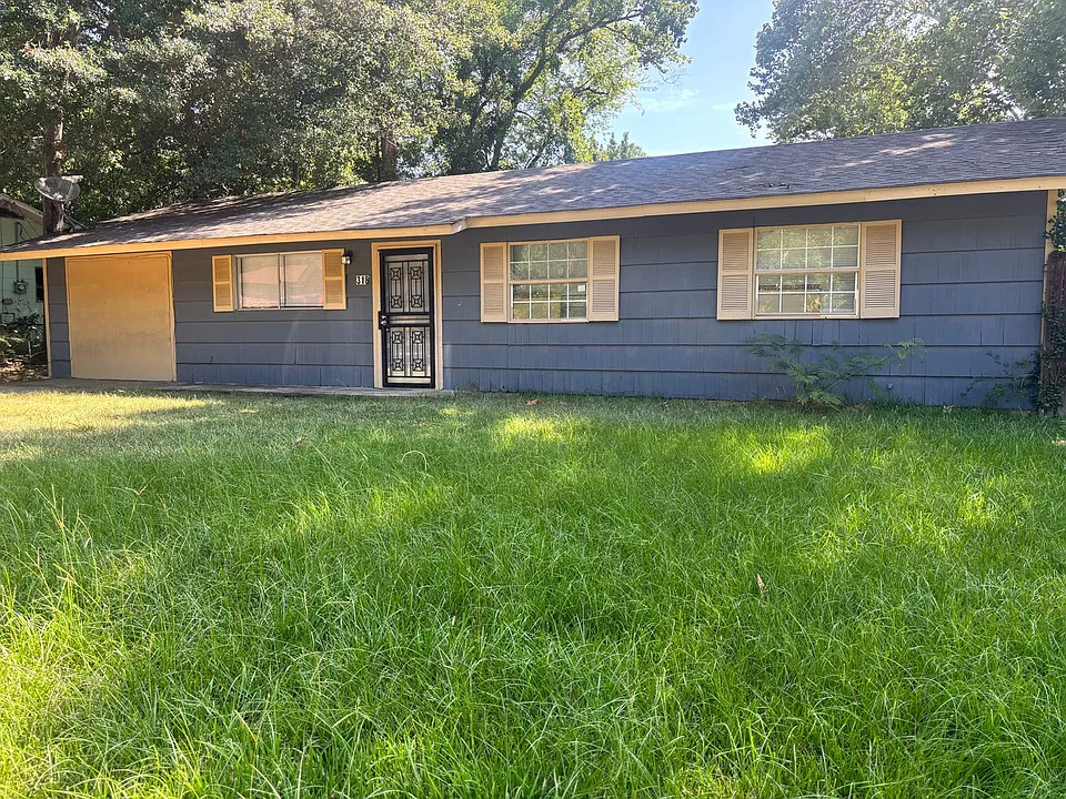 318 Queen Marie Ln