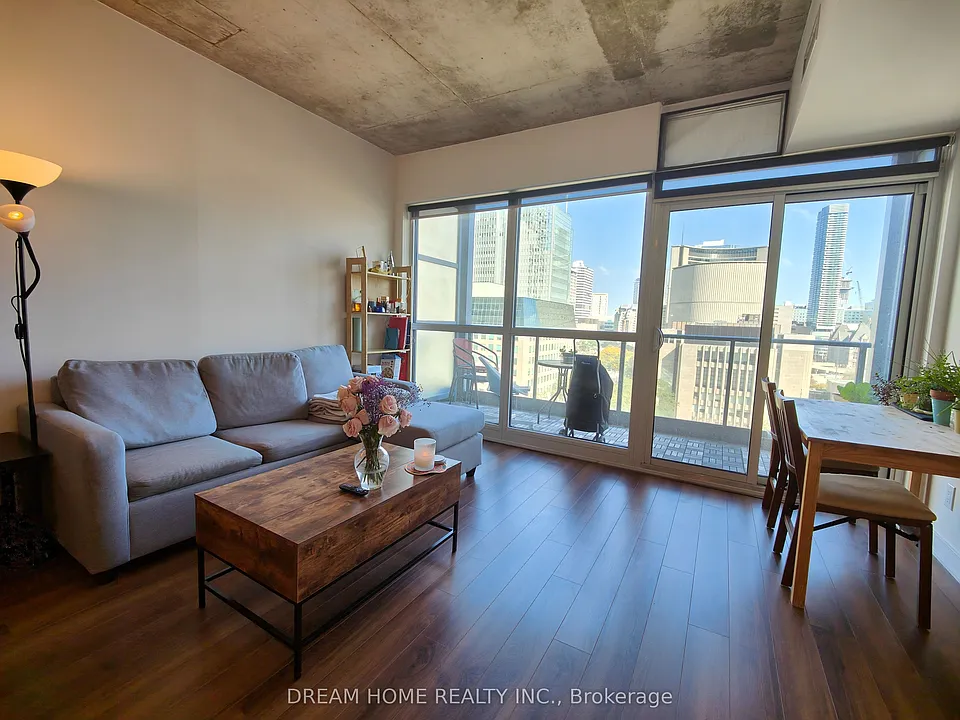 210 Simcoe St #1109