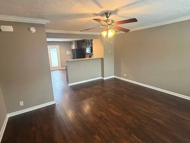 1505 Orange Ct — Photo 3