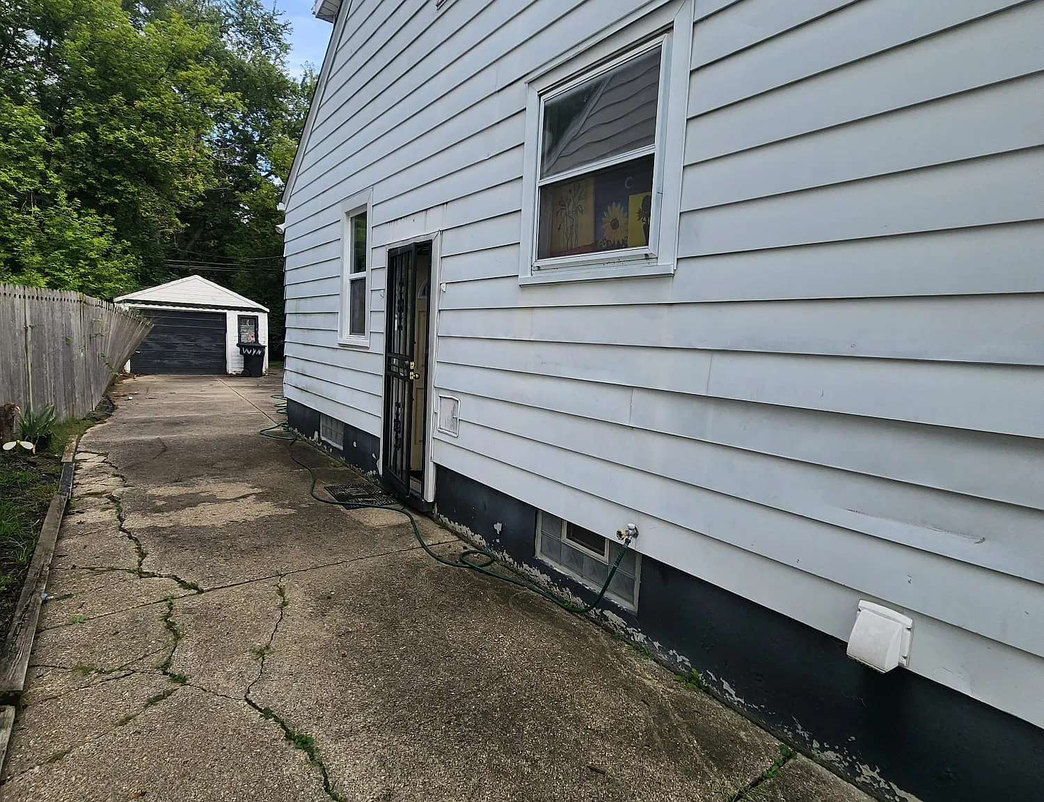 3 bed, 1100 sqft, $1,300 — Photo 2