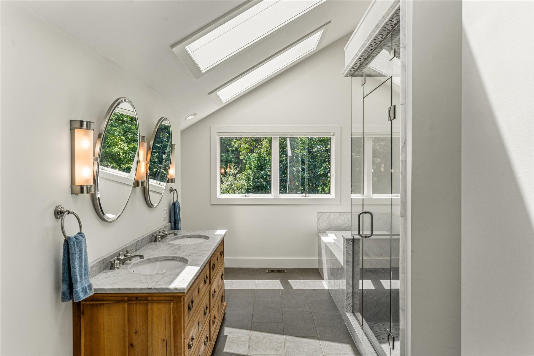 2 Eagle Close, East Quogue, NY 11942 Out East
