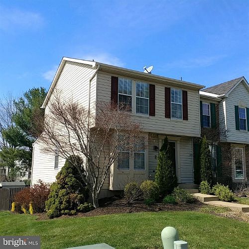 1st image of 900 Gainsborough Ct