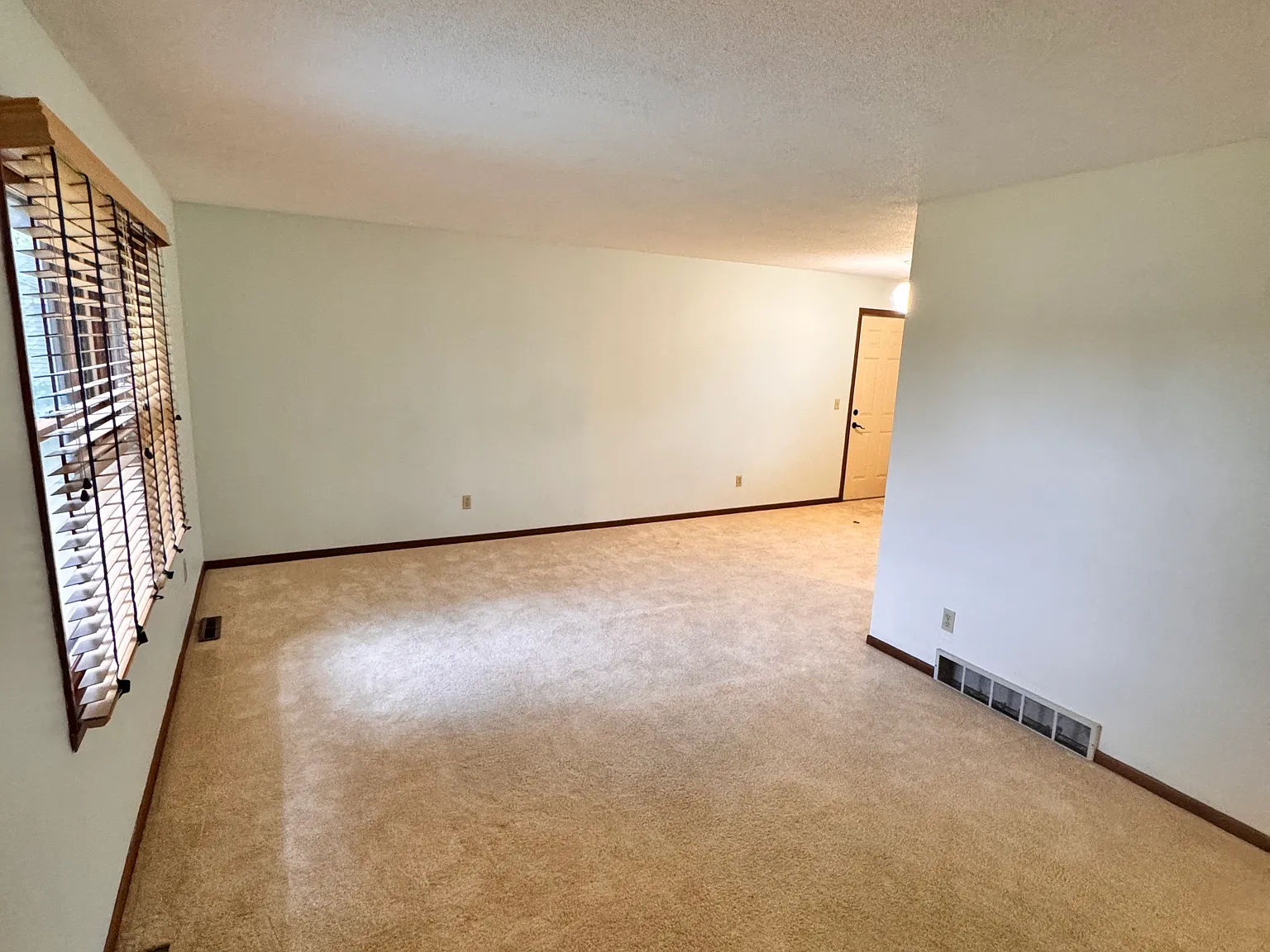 3 bed, 1136 sqft, $1,675 — Photo 2
