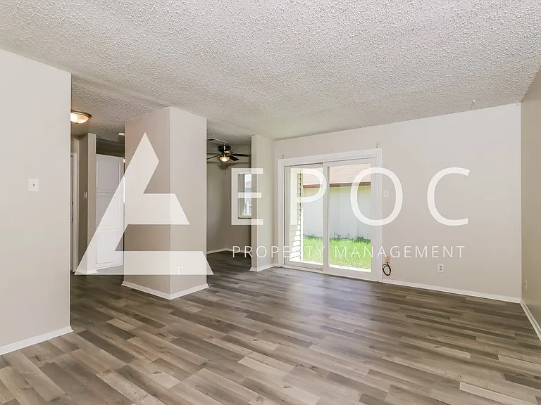 2208 Creekwood Dr — Photo 6