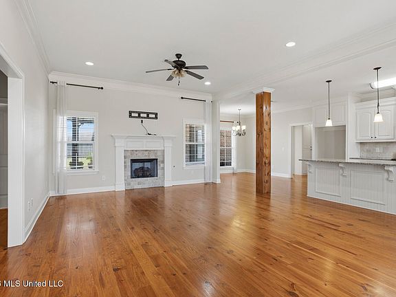 5th image of 276 Rockbridge Dr