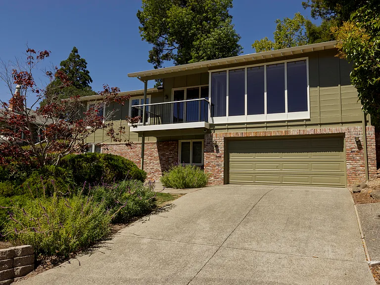 44 Bayview Ave — Photo 1