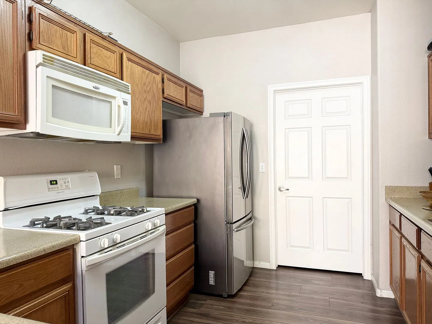Inviting 2-Bedroom Townhome with Loft and 2-Car Garage in Eaglecrest — Photo 4