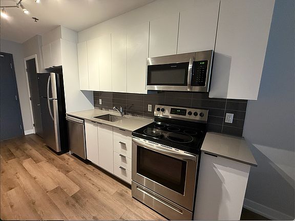 4th image of 305 Rideau St