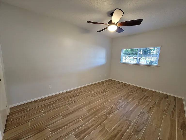 7055 N Holiday Dr — Photo 14