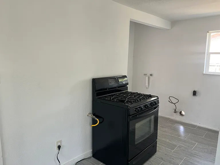 404 Thrasher Ave #A — Photo 8