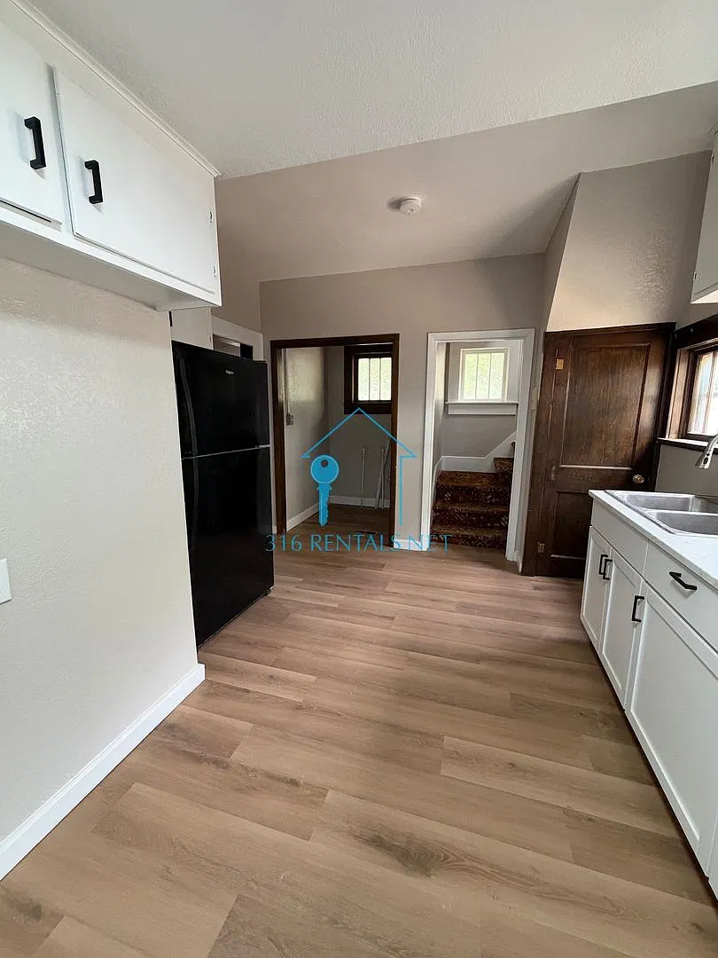 Four bedroom one and a half bath available now! — Photo 3