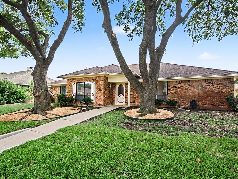 2313 Cliffside Dr — Photo 2